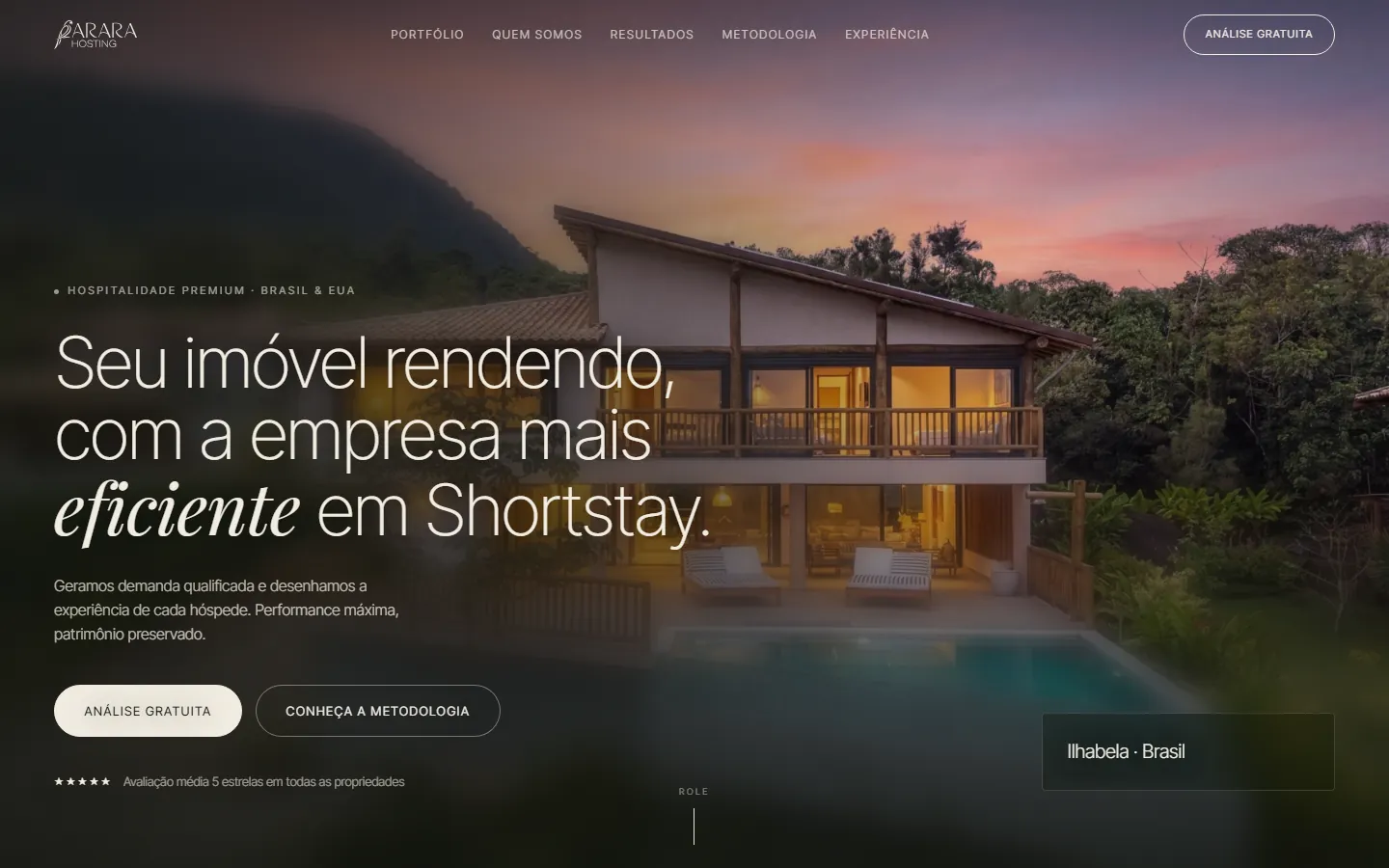 Top of the ARARA Hosting website, with a high-end home in Ilhabela at dusk